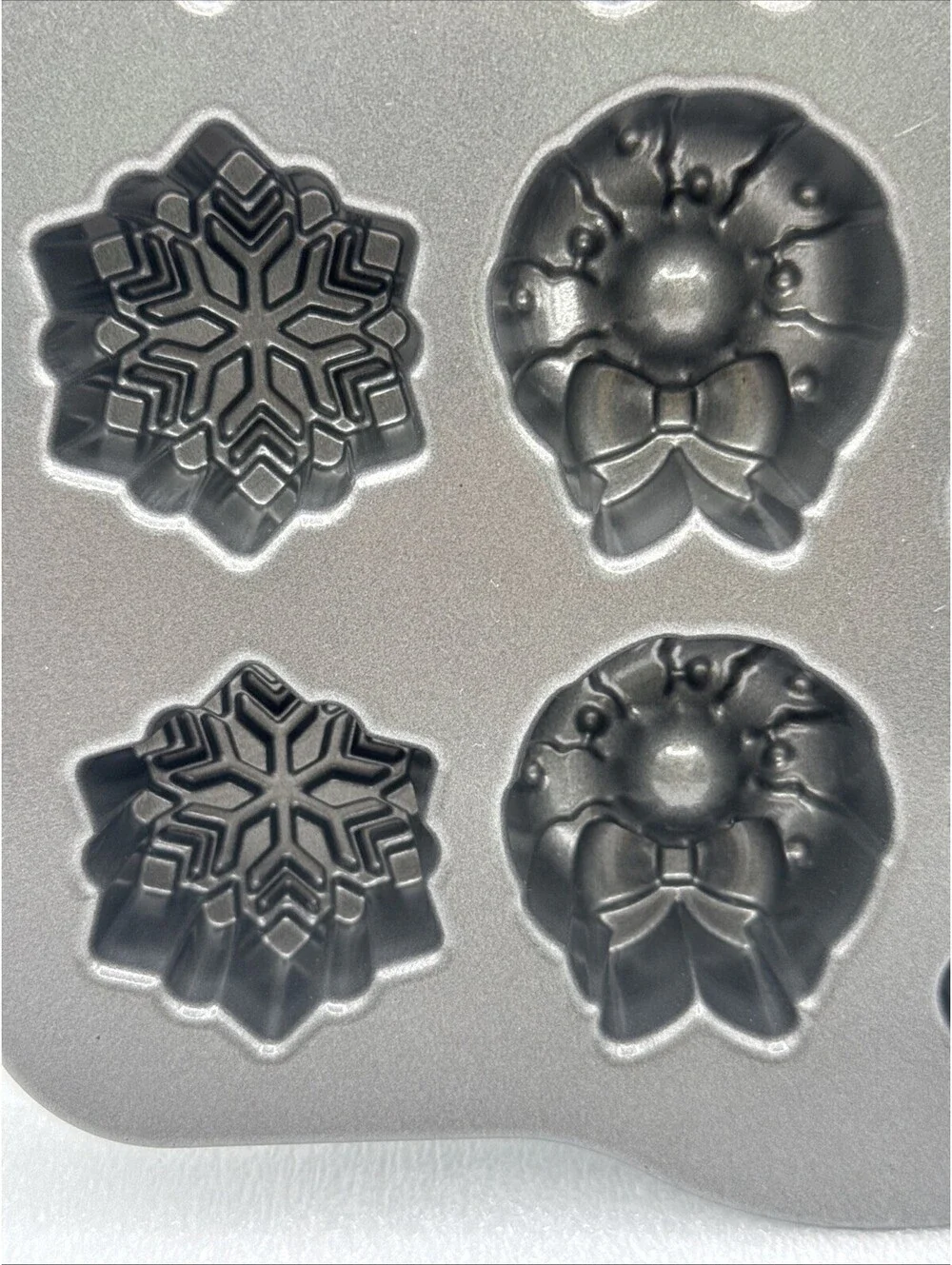Nordic Ware 16 Holiday Teacakes Cakelet Pan Gifts Gingerbread Wreath Snowflake